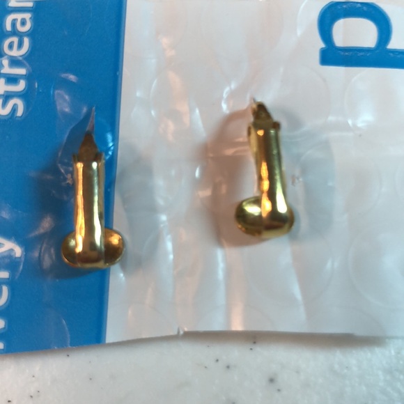 Vintage Flower Petal Shape Purple Plastic Clip on Earrings - Picture 3 of 3